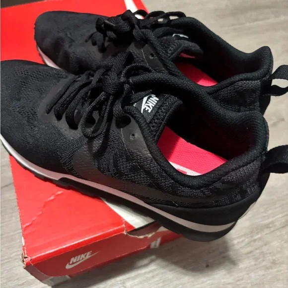 Nike women Black and Gray Athletic Shoes - Picture 12 of 12